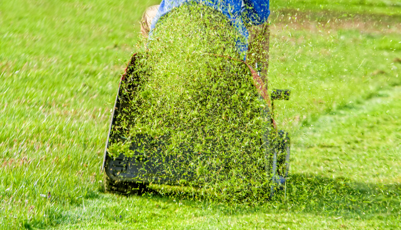Lawnmower Spitting out grass clippings