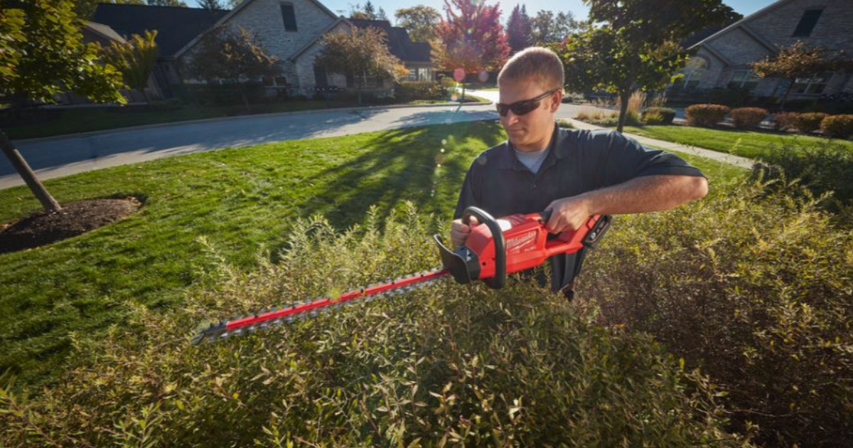 precision cutting Milwaukee M18CHT-0 Hedge Trimmer