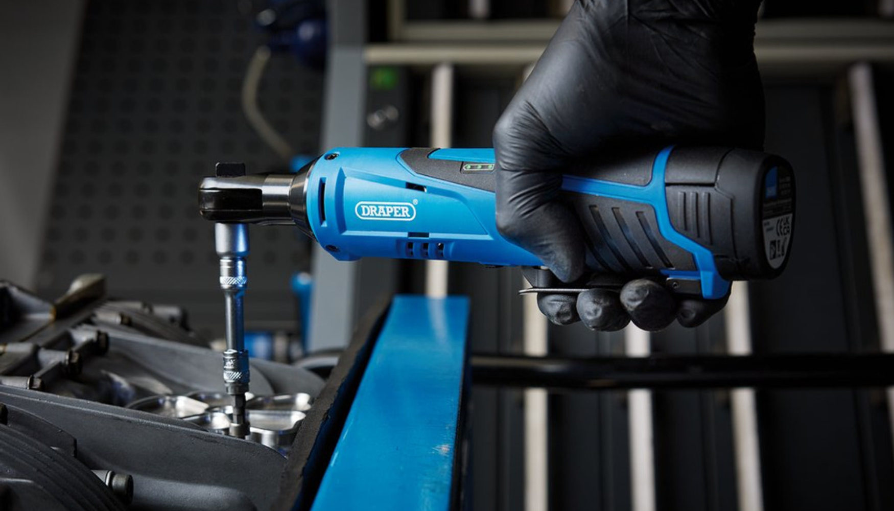 Cordless Ratchet: Tightening in Tight Spaces