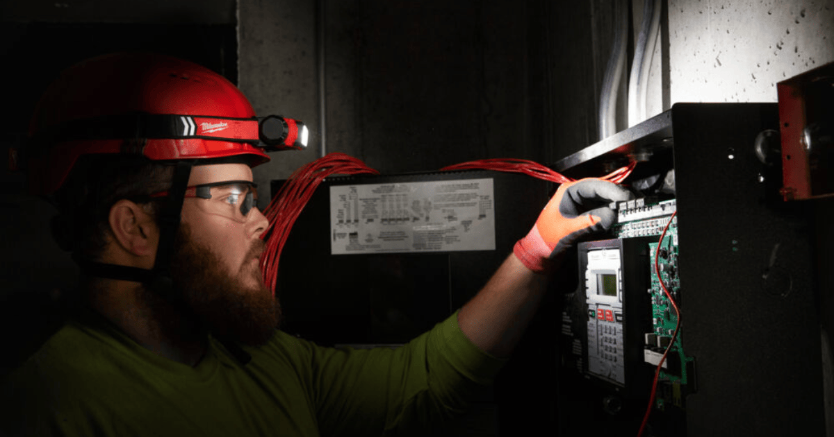 Milwaukee USB Rechargeable Headlamp 600 Lumens L4HL2-301